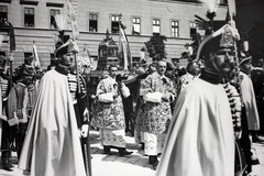 Magyarország, budai Vár, Budapest I., Kapisztrán tér, Szent Jobb körmenet, háttérben a Hadtörténeti Múzeum épülete., 1934, Friss Ildikó, Budapest, Fortepan #134561