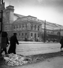 Magyarország, Budapest VIII., Baross tér, Keleti pályaudvar., 1957, Nagy József, vasút, villamosmegálló, Budapest, Fortepan #13458