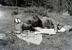 Magyarország, Pilis hegység, 1939, Fortepan/Album018, térkép, könyökölni, hason fekvés, tájékozódás, Fortepan #134584