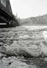 Magyarország, Budapest V.,Budapest XI., jégzajlás a Dunán a pesti alsó rakpartról nézve, balra a Szabadság (Ferenc József) híd, szemben a Szent Gellért rakpart., 1939, Fortepan/Album018, tél, jégtábla, Budapest, Fortepan #134601