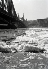 Magyarország, Budapest V.,Budapest XI., jégzajlás a Dunán a pesti alsó rakpartról nézve, balra a Szabadság (Ferenc József) híd, szemben a Szent Gellért rakpart., 1939, Fortepan/Album018, tél, jégtábla, Duna, Budapest, Duna-híd, Feketeházy János-terv, Fortepan #134602