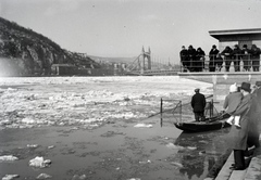 Magyarország, Budapest V.,Budapest I., jégzajlás a Dunán árvíz idején, a pesti alsó rakpartról nézve. Háttérben a Gellért-hegy és az Erzsébet híd., 1939, Fortepan/Album018, tél, jégtábla, Budapest, Fortepan #134604