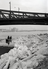 Magyarország, Budapest IX.,Budapest XI., feltorlódott jég a budai alsó rakpartnál a Szabadság (Ferenc József) híd budai hídfőjénél, távolban az Elevátor-ház és a Petőfi (Horthy Miklós) híd., 1940, Fortepan/Album018, jégtábla, Budapest, Fortepan #134610