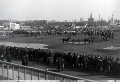 Magyarország, Budapest X., Albertirsai út, a Mezőgazdasági kiállítás lovaspályája, háttérben a kőbányai Szent László-templom., 1940, Fortepan/Album018, Budapest, Fortepan #134631