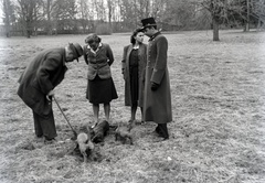 Magyarország, balra id. Manninger Gusztáv Adolf, mezőgazdász, a Montenuovo-birtokok jószágkormányzója., 1940, Fortepan/Album018, kutya, katona, tacskó, Fortepan #134632