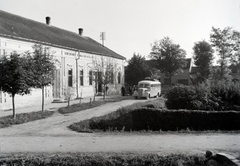 Magyarország, Bóly, (Németbóly), Erzsébet tér 1., Erzsébet királyné szálló (később Erzsébet Vigadó)., 1940, Fortepan/Album018, autóbusz, Fortepan #134656