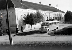 Magyarország, Bóly, (Németbóly), Erzsébet tér 1., Erzsébet királyné szálló (később Erzsébet Vigadó)., 1940, Fortepan/Album018, autóbusz, Fortepan #134659