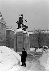 Magyarország, Budapest V., Fővám tér, az 1. honvéd és népfölkelő gyalogezred emlékműve (Siklódy Lőrinc, 1938.)., 1940, Fortepan/Album018, tél, hó, szobor, Budapest, Fortepan #134674