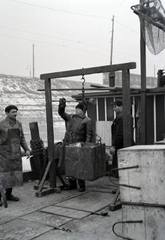 Magyarország, Budapest III., Duna-part a Hajógyári-szigettel szemben a Szentlélek tér környékén, halrakomány mérlegelése a haltároló bárkán. Fent a szentendrei HÉV vonala., 1940, Fortepan/Album018, halászat, bőrkabát, Budapest, mérleg, merítőháló, Fortepan #134675