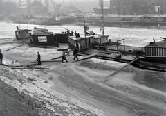 Magyarország, Óbuda, Budapest III., Duna-part a Szentlélek tér környékén, halszállítás egy haltároló bárkára. Szemben a Hajógyári-sziget., 1940, Fortepan/Album018, halászat, Budapest, Fortepan #134678