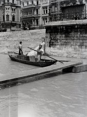 Magyarország, Budapest V., pesti alsó rakpart árvíz idején a Szabadság (Ferenc József) híd közelében, fent a Belgrád (Ferenc József) rakpart és a Havas utca torkolata., 1941, Fortepan/Album018, halászat, Budapest, csónak, evezés, Fortepan #134691