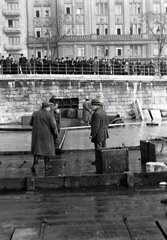 Magyarország, Budapest V., haltároló bárkák árvíz idején a pesti alsó rakpartnál, a Szabadság (Ferenc József) híd közelében. Fent a Belgrád (Ferenc József) rakpart 2. és 1. számú ház látszik., 1941, Fortepan/Album018, halászat, Budapest, Fortepan #134711