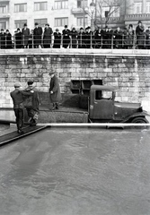 Magyarország, Budapest V., pesti alsó rakpart a Szabadság (Ferenc József) híd közelében. Fent a Belgrád (Ferenc József) rakpart 2. és 1. számú ház látszik. Halrakodás árvíz idején a haltároló bárkáról., 1941, Fortepan/Album018, teherautó, halászat, Budapest, bámészkodás, árvíz, Fortepan #134713