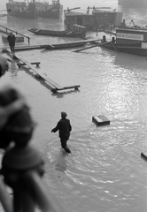 Magyarország, Budapest V., az árvíz alatt álló pesti alsó rakpart a Szabadság (Ferenc József) híd közelében, szemben a haltároló bárkák., 1941, Fortepan/Album018, halászat, Budapest, Fortepan #134715