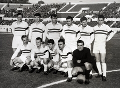 Olaszország, Róma, Stadio dei Centomila, 1956. december 12. AS Roma - Bp. Honvéd 3:2. A Honvéd csapata, állnak: Bányai, Kocsis, Tichy, Budai II., Czibor, Kotász, guggolnak: Rákóczi, Dudás, Törőcsik, Puskás, Grosics (meghívott játékos). A játékosokon a fekete karszalag a forradalom áldozataira emlékeztet., 1956, Kovács József, labdarúgás, futballcsapat, Fortepan #134741