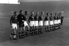 Egyesült Királyság, London, Wembley stadion, a magyar válogatott a 6:3-as meccs előtt: Puskás, Grosics, Lóránt, Hidegkúti, Buzánszky, Lantos, Zakariás, Czibor Bozsik, Budai II., Kocsis., 1953, Kovács József, futballcsapat, hátratett kéz, aranycsapat, nagyság szerint, Fortepan #134742