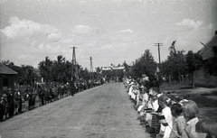 Magyarország, Hort, Kossuth Lajos út, Czapik Gyula egri érseki beiktatása alkalmára emelt diadalkapu és az érsekre váró gyerekek., 1943, Fortepan/Album021, Fortepan #134757