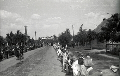 Magyarország, Hort, Kossuth Lajos út, Czapik Gyula egri érseki beiktatása alkalmára emelt diadalkapu és az érsekre váró gyerekek., 1943, Fortepan/Album021, Fortepan #134758