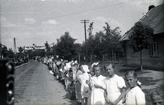 Magyarország, Hort, Kossuth Lajos út, Czapik Gyula egri érseki beiktatása alkalmára emelt diadalkapu és az érsekre váró gyerekek., 1943, Fortepan/Album021, Fortepan #134759