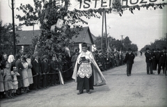 Magyarország, Hort, Kossuth Lajos út, Czapik Gyula egri érseki beiktatása alkalmára emelt diadalkapu, az érsekre váró gyerekek és a község vezetői., 1943, Fortepan/Album021, Fortepan #134760