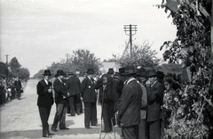 Magyarország, Hort, Kossuth Lajos út, Czapik Gyula egri érseki beiktatása alkalmára emelt diadalkapunál az érsekre várakozók csoportja., 1943, Fortepan/Album021, Fortepan #134761