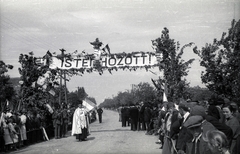 Magyarország, Hort, Kossuth Lajos út, Czapik Gyula egri érseki beiktatása alkalmára emelt diadalkapunál az érsekre várakozók csoportja., 1943, Fortepan/Album021, Fortepan #134762