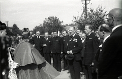 Magyarország, Hort, Kossuth Lajos út, Czapik Gyula egri érseki beiktatása alkalmára emelt diadalkapunál az érsek és az őt fogadók csoportja., 1943, Fortepan/Album021, Fortepan #134763