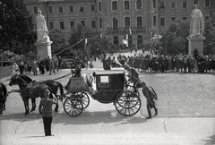 Magyarország, Eger, a Főszékesegyház lépcsője, Czapik Gyula, az új egri érsek érkezik beiktatására, 1943. június 30-án. Háttérben a Líceum., 1943, Fortepan/Album021, tisztelgés, Fortepan #134775