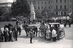 Magyarország, Eger, a Főszékesegyház lépcsője, Czapik Gyula, az új egri érsek érkezik beiktatására, 1943. június 30-án. Háttérben a Líceum., 1943, Fortepan/Album021, tisztelgés, Fortepan #134776