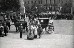 Magyarország, Eger, a Főszékesegyház lépcsője, Czapik Gyula, az új egri érsek érkezik beiktatására, 1943. június 30-án. Háttérben a Líceum., 1943, Fortepan/Album021, Fortepan #134777