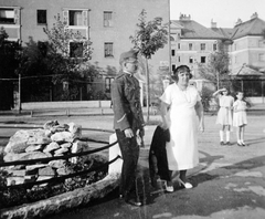 Magyarország, Óbuda, Budapest III., Raktár utcai városi házak, az előtérben a Hunor és Körte utcák találkozásánál lévő római kori "cella trichora" kerítésének sarka., 1939, Fortepan, Budapest, Fortepan #13479