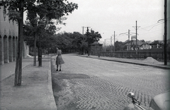 Magyarország, Budapest XII., Németvölgyi út a Farkasréti temető főbejáratánál. Balra a Keresztes Szent János-temetőkápolna, jobbra a villamosmegálló korlátsora., 1940, Fortepan/Album021, Budapest, Fortepan #134810