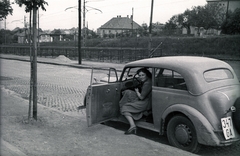 Magyarország, Budapest XII., Németvölgyi út a Farkasréti temető főbejáratánál., 1940, Fortepan/Album021, rendszám, Budapest, lányok-járművek, Fortepan #134811