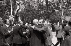 Magyarország, Budapest VIII., II. János Pál pápa (Tisza Kálmán) tér, a felvétel a Nemzeti munka szobra felavatása alkalmával készült., 1943, Fortepan/Album021, ölelés, tisztelgés, Budapest, Fortepan #134821