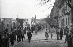 Magyarország, Budapest VII.,Budapest XIV., Dózsa György út, május 1- felvonulók a Jobbágy utca - Verseny utca közötti szakaszon., 1949, Fortepan/Album021, Sztálin ábrázolás, Budapest, Fortepan #134826