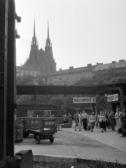 Csehország, Brno, Főpályaudvar (Hlavní nádraží), háttérben a Szent Péter és Pál-székesegyház., 1958, Ladinek Viktor, Csehszlovákia, felirat, utas, székesegyház, pályaudvar, Fortepan #134834