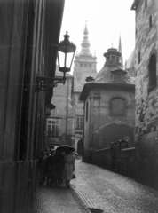 Csehország, Prága, Hradzsin, Jiřská ulice, háttérben a Szent Vitus-székesegyház tornya., 1958, Ladinek Viktor, Csehszlovákia, utcakép, templomtorony, épített örökség, Fortepan #134835