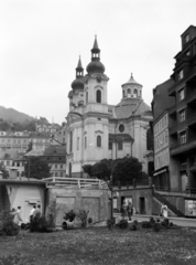 Csehország, Karlovy Vary, Vrídelní ulice a Termál Forrás kolonnád felé nézve, szemben a Szent Mária-Magdaléna-templom., 1958, Ladinek Viktor, Csehszlovákia, barokk-stílus, székesegyház, gyógyszálló, Kilian Ignaz Dientzenhofer-terv, Fortepan #134850