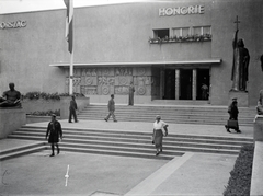 Franciaország, Párizs, a világkiállítás magyar pavilonja, a főbejárat mellett Pátzay Pál hársfából készült alkotása, Szent István szobra., 1937, Ladinek Viktor, Fortepan #134855