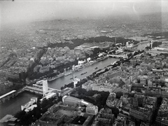 Franciaország, Párizs, Világkiállítás 1937., kilátás az Eiffel toronyból, balra lent Alma híd (Pont de l'Alma), jobbra fent a Place de la Concorde., 1937, Ladinek Viktor, Fortepan #134861