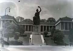 Németország, München, Theresienhöhe, a Bavariapark - kal szemben a Ruhmeshalle (hírességek csarnoka) és Ludwig Michael von Schwanthaler szobrászművész Bajorországot megszemélyesítő Bavaria szobra., 1937, Ladinek Viktor, Fortepan #134868