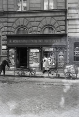 Magyarország, Budapest I., Fő utca 8., 1936, Lőrinczi Ákos, Budapest, kerékpár, tricikli, Fortepan #134872