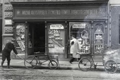 Magyarország, Budapest I., Fő utca 8., 1936, Lőrinczi Ákos, kirakat, tricikli, utcaseprő, Budapest, Fortepan #134873