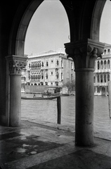 Olaszország, Velence, Canal Grande, szemben a Palazzo Santa Sofia, ismertebb nevén Ca' d'Oro (Aranyház)., 1930, Lőrinczi Ákos, gondola, csatorna, Fortepan #134909