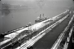 Magyarország, Budapest II., Bem (Margit) rakpart a Széchenyi Lánchíd felé nézve. A pesti oldalon balról az első épület a Kossuth Lajos tér - Széchenyi (Rudolf) rakpart sarkon álló ház., 1933, Lőrinczi Ákos, hajó, tél, hó, utcakép, uszály, Budapest, Fortepan #134952