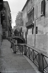 Olaszország, Velence, Fondamenta de Ca' Pesaro a Ponte Pesaro felől a Calle del Forner és a Ponte del Forner felé nézve., 1930, Lőrinczi Ákos, csatorna, Fortepan #134958