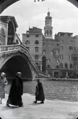 Olaszország, Velence, Canal Grande, balra a Rialto híd, szemben a San Bartolomeo templom tornya., 1930, Lőrinczi Ákos, híd, csatorna, kőhíd, ívhíd, Antonio da Ponte-terv, Fortepan #134959