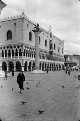 Olaszország, Velence, Szent Márk tér, Dózse-palota, jobbra a gránitoszlopon Velence jelképe, a szárnyas oroszlán., 1930, Lőrinczi Ákos, múzeum, palota, gótika, oszlop, szárnyas oroszlán-ábrázolás, csúcsív, Fortepan #134963