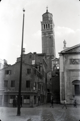 Olaszország, Velence, Campo San Maurizio, háttérben a Campo Santo Stefano-n álló Szent István-templom (Chiesa di Santo Stefano) harangtornya., 1930, Lőrinczi Ákos, tér, Fortepan #134967