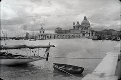 Olaszország, Velence, Canal Grande a Szent Márk térről nézve, szemben a Vámház és a Santa Maria della Salute fogadalmi templom., 1930, Lőrinczi Ákos, Fortepan #134972